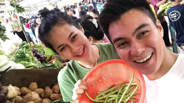 Artis Tampan Berbelanja di Pasar