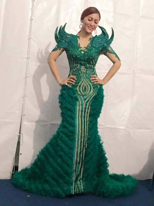 [Bintang] Glamor, Ini 8 Foto Inul Daratista Saat Pakai Gaun