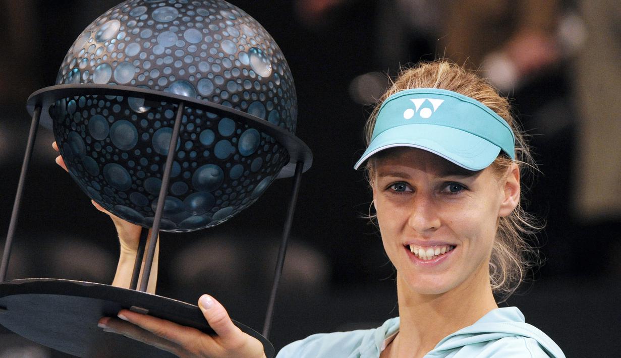 Pasca melawan Francesca Schiavone, Elena Dementieva dengan berlinang air mata membuat pengumuman pensiun. (AFP/Bertrand Guay)