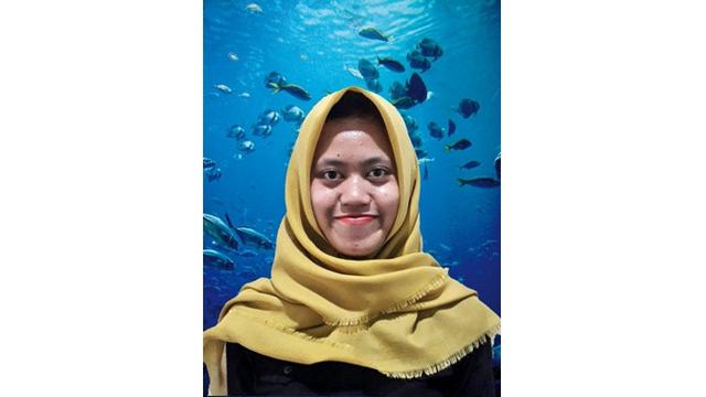 Wanita Ini Minta Diedit Fotonya Diberi Latar Biru, 7 Hasilnya Bikin Geleng Kepala