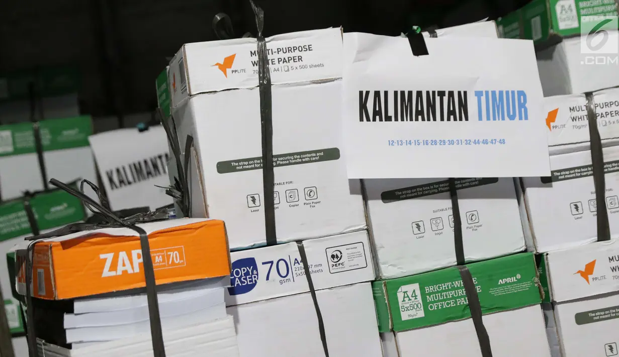 Tumpukan kardus berisi dokumen barang bukti yang diajukan tim BPN 02 pada sidang perselisihan hasil Pilpres 2019 jelang dibawa masuk ke dalam Gedung Mahkamah Konstitusi, Jakarta, Kamis (13/6/2019). Sidang perselisihan hasil Pilpres 2019 berlangsung Jumat (14/6). (Liputan6.com/Helmi Fithriansyah)