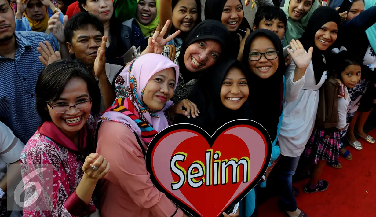 Para penggemar Selim dalam serial Elif membawa gambar hati bertuliskan Selim saat menghadiri Meet and Greet bersama para pemain Elif saat HUT ke-25 SCTV, Jakarta, Senin (24/8/2015). (Liputan6.com/Faisal R Syam) 