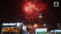 Kembang api menggelegar di langit saat Jakarta Fair ke-53 atau Pekan Raya Jakarta (PRJ) di JiExpo Kemayoran, Jakarta Pusat, Selasa (21/6/2022) malam. Pesta kembang api menggelegar di kawasan PRJ 2022 bertepatan dengan HUT Jakarta yang jatuh pada 22 Juni 2022. (Liputan6.com/Herman Zakharia)