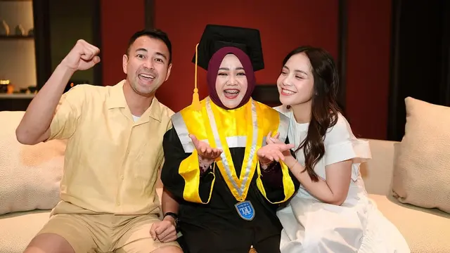 Potret Keluarga Raffi Ahmad Rayakan Wisuda Lala Pengasuh Rafathar (credit: instagram/raffinagita1717).