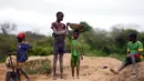 Di penambangan tradisional di Desa Gam, Afrika Tengah hampir semua pekerjanya adalah anak-anak (AFP PHOTO / ISSOUF SANOGO)