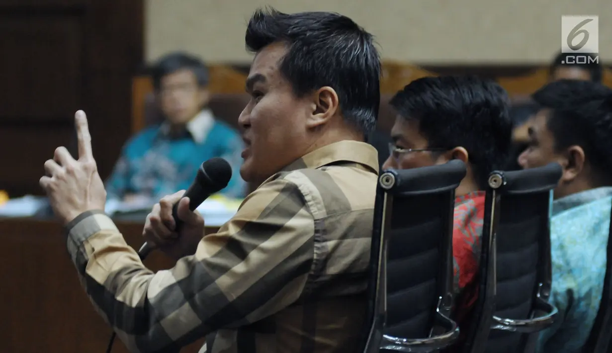 Terpidana korupsi e-KTP, Andi Agustinus alias Andi Narogong saat menjadi saksi pada sidang lanjutan dugaan korupsi pengadaan E-KTP dengan terdakwa Anang S Sudihardjo di Pengadlian Tipikor, Jakarta, Kamis (12/4). (Liputan6.com/Helmi Fithriansyah)