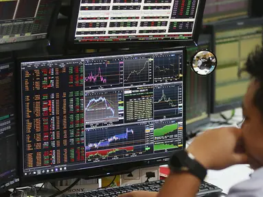Karyawan memerhatikan pergerakan Indeks Harga Saham Gabungan (IHSG) di Mandiri Sekuritas, Jakarta, Selasa (30/5). (Liputan6.com/Angga Yuniar)
