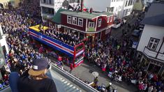 Ribuan warga Islandia memadati jalan raya menyambut kedatangan timnya usai berlaga pada Piala Eropa 2016 di Reykjavik, Islandia, (4/7/2016). (REUTERS/Geirix)