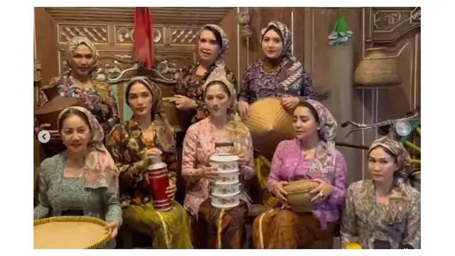 6 Gaya Pemotretan Geng Kepompong Pakai Baju Jawa Ini Curi Perhatian, Kompak Banget