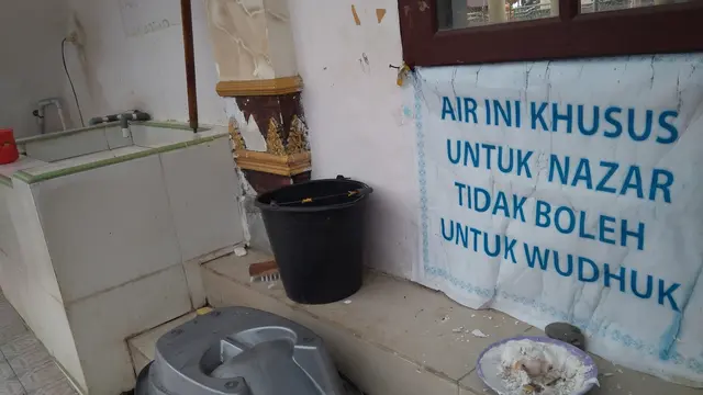 Bak berisi air untuk melepas nazar di Masjid Gudang (Liputan6.com/Rino Abonita)