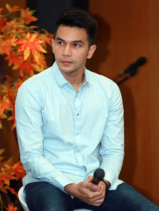 Pasangan suami istri ini memilih hari baik karena mengikuti mitos. Tanggal 8 yang jatuh dihari Jumat, adalah hari baik.  (Deki Prayoga/Bintang.com)