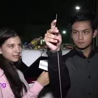 Randy Martin dan Cassandra Lee merayakan malam tahun baru 2016 bersama-sama di lokasi syuting sinetron ‘Alphabet’. Seperti inilah keromantisan mereka berdua di malam tahun baru 2016.