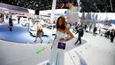 Model menyajikan fitur multimedia dari mobil Volkswagen di Frankfurt Motor Show (IAA) di Frankfurt, Jerman (16/9/2015). Pameran ini di selenggarakan mulai tanggal 15-27 September 2015. (REUTERS/Kai Pfaffenbach)