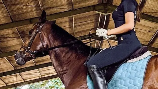 Potret Anya Geraldine sedang berkuda (Instagram/@anyageraldine)