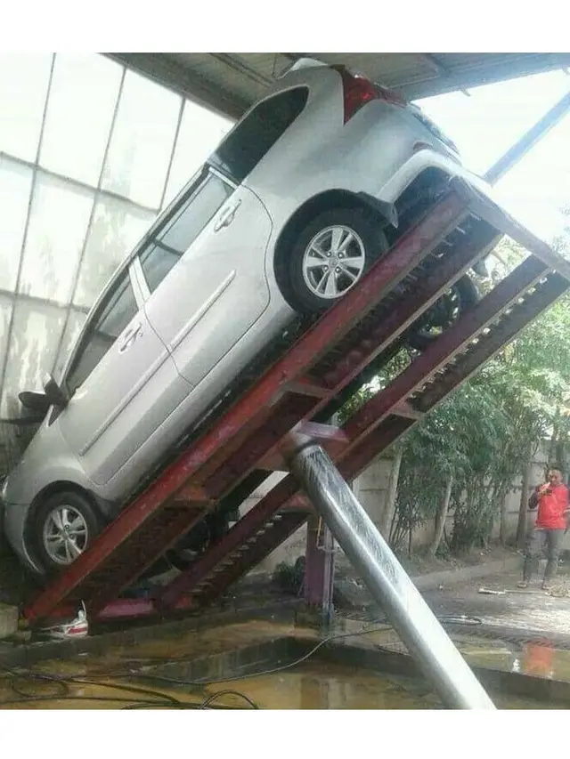 6 Aksi Totalitas Bapak-Bapak Cuci Mobil Usai Mudik Ini Nyeleneh