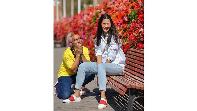 6 Potret Terbaru Baim Wong, Nyentrik dengan Rambut Merah Putih di Spanyol