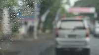 Arah semprotan air sebaiknya jatuh di depan mata baik di kaca sebelah kiri maupun kanan.