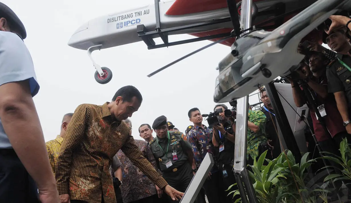 Jokowi saat berkeliling melihat kendaraan tempur yang diparkir di halaman JIExpo Kemayoran Jakarta, Jumat (7/11/2014). (Liputan6.com/Herman Zakharia)