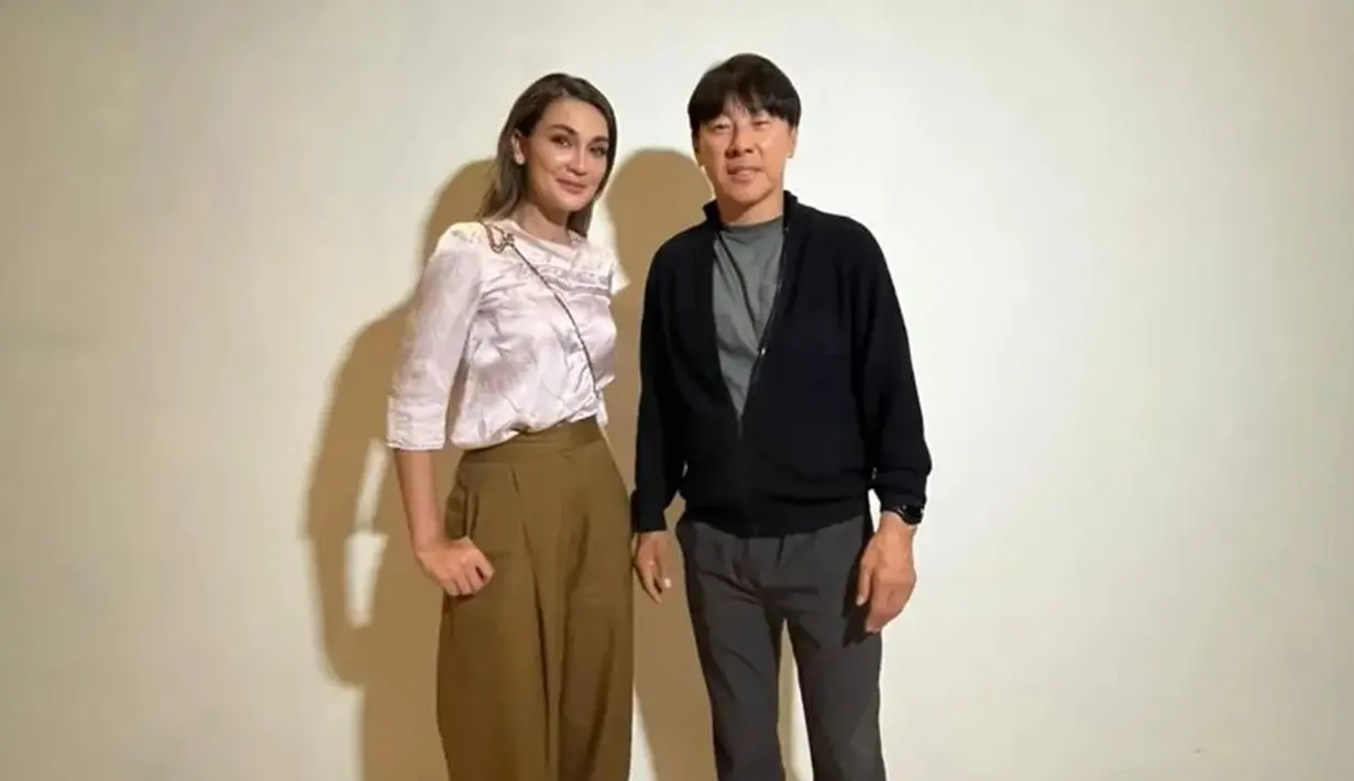 Shin Tae-yong cukup antusias bekerja sama dengan Luna Maya. Momen keduanya foto bersama ini banjir pujian dari netizen. "Coach Shin tahu aja yang cantik," tulis salah satu netizen yang mengomentari foto Shin Tae-yong bersama Luna Maya. (Liputan6.com/IG/shintaeyong7777)