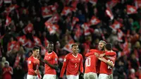 Pemain timnas Swiss merayakan kemenangan atas Irlandia Utara  seusai leg kedua fase playoff Piala Dunia 2018 zona Eropa di St Jakob Park Stadium, Minggu (12/11). Swiss akhirnya lolos ke Piala Dunia 2018. (Jean-Christophe Bott/Keystone via AP)