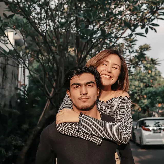 6 Potret Teuku Atha, Kakak Beby Tsabina yang Sering Dikira Pacar
