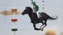 Seorang wanita sedang memacu kudanya untuk menyelesaikan kompetisi balap kuda di Wadden Race, Lower Saxony, Jerman, Minggu (12/7/2015). Balapan ini dilakukan dalam beberapa seri. (REUTERS/Fabian Bimmer)