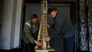Urbanski Bersama temannya meletakan replika poros tambang yang terbuat dari batang-batang korek api di Ruda Slaska, Polandia (4/5). Batang-batang korek api ini dirubah Urbanski menjadi karya seni yang menakjubkan. (REUTERS/Kacper Pempel)
