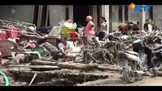 Akibat banjir bandang yang melanda kabupaten Solok Selatan, Sumatera Barat, warga kesulitan mendapatkan air bersih.