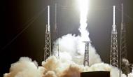 Roket Falcon 9 lepas landas dari Space Launch Complex 40 di Florida's Cape Canaveral Air Force Station, Amerika Serikat, Kamis (23/5/2019). Misi ini merupakan langkah SpaceX untuk menghadirkan koneksi internet dari luar angkasa. (AP Foto John Raoux)