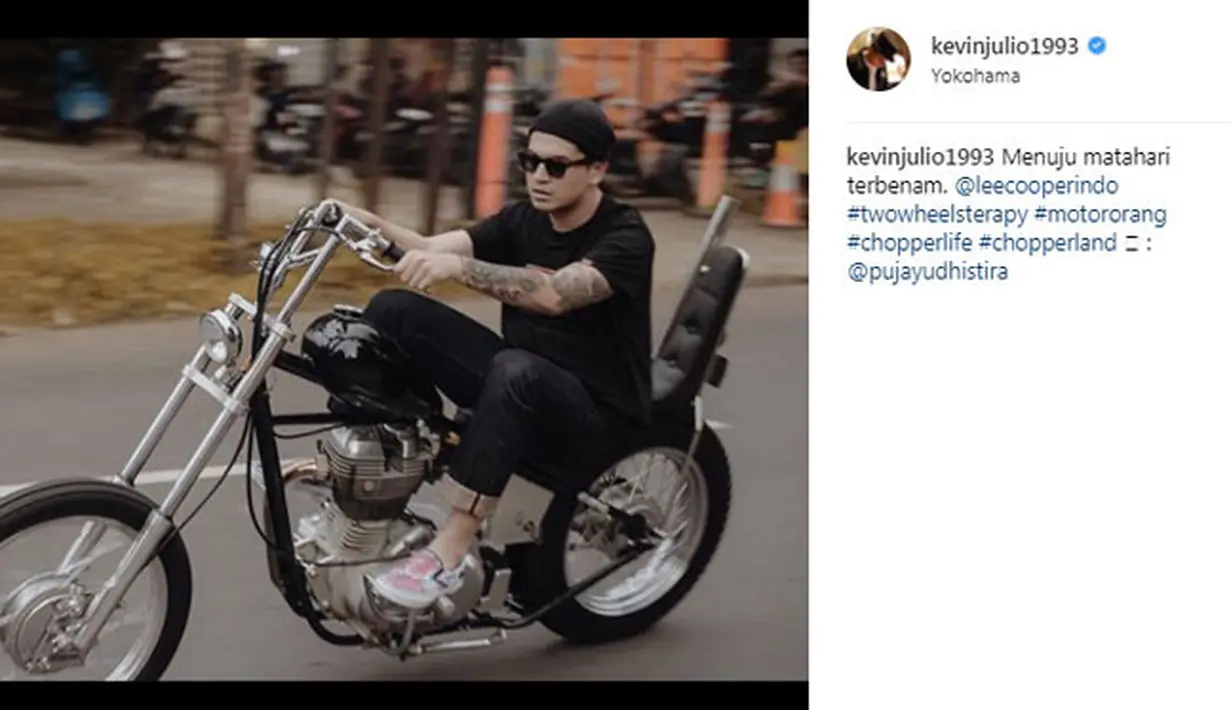 Penampilan macho Kevin Julio semakin lengkap dengan ada tato di tangannya. (instagram.com/kevinjulio1993)