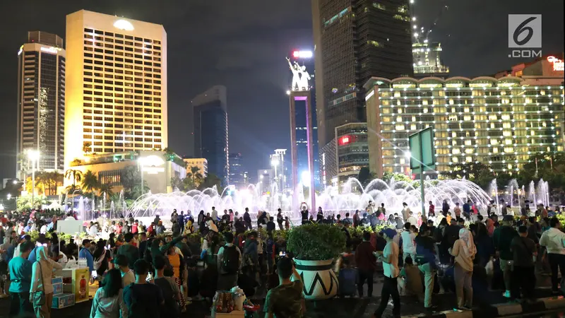 Warga Padati Car Free Night Jakarta pada Malam Tahun Baru