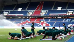 Skuat Irlandia bersiap untuk pertandingan melawan tim tangguh Prancis di Parc des Princes, Jum'at (8/9) dini hari WIB. (Photo by FRANCK FIFE / AFP)