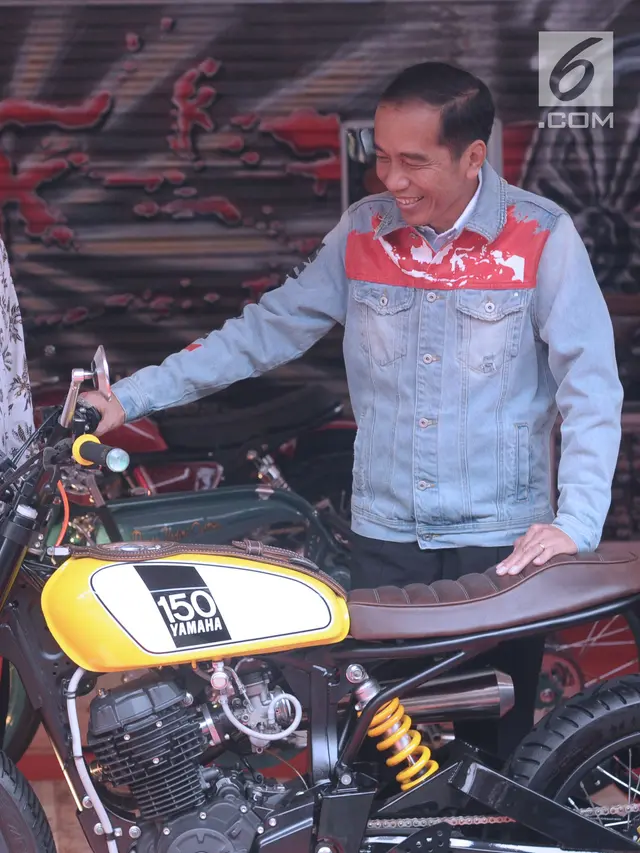 Kenakan Jaket Jeans, Presiden Jokowi Tinjau IIMS 2018