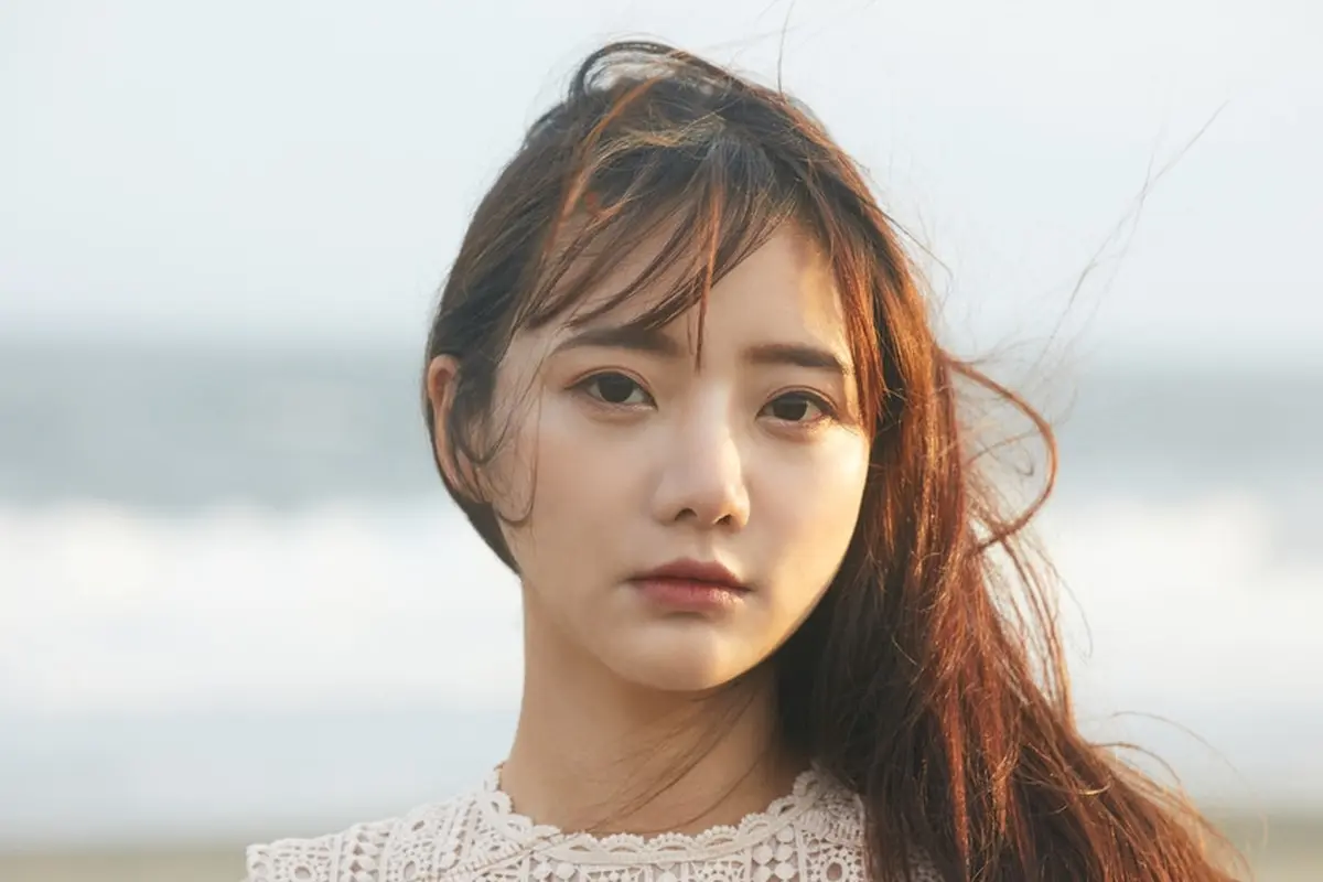 serius putus cinta merenung di pantai