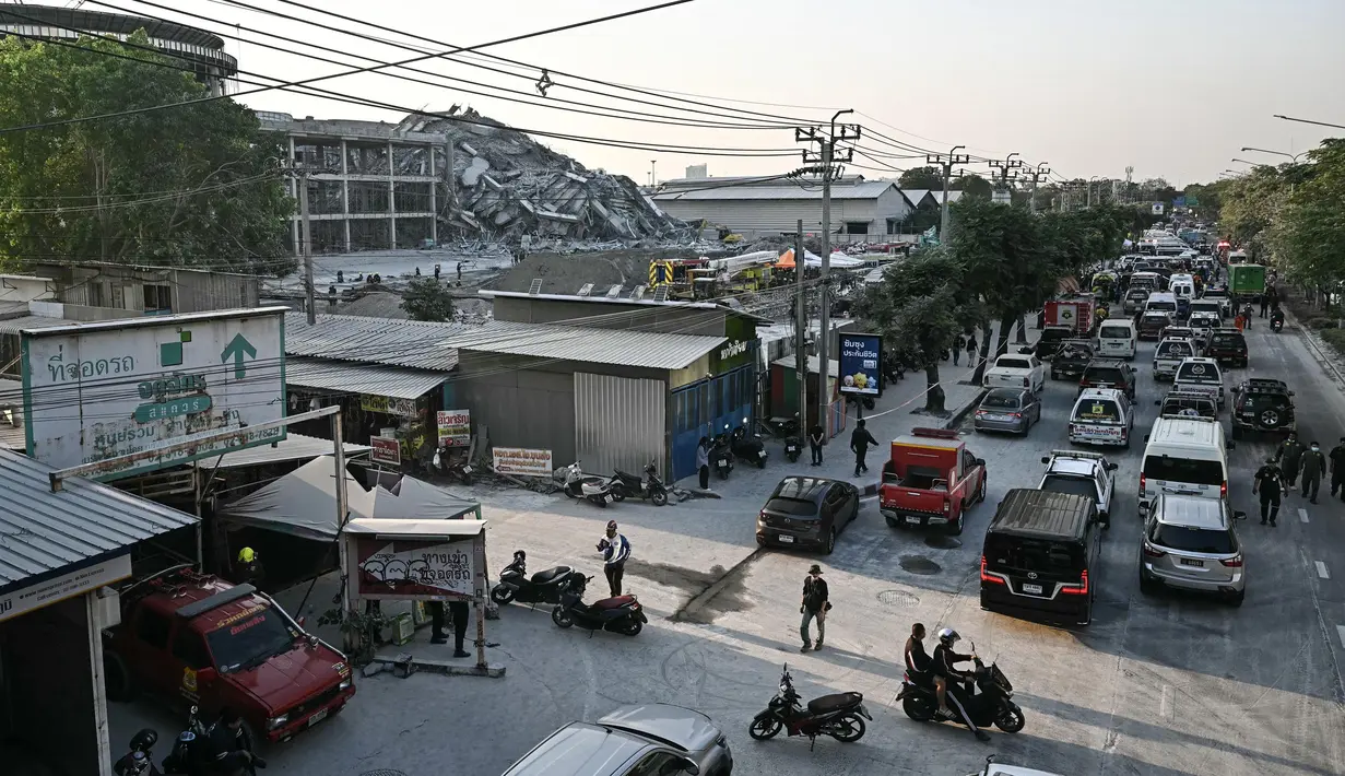 Ibu kota Thailand Bangkok diumumkan menjadi daerah bencana imbas gempa bumi magnitudo 7,7 yang mengguncang Myanmar. Status tersebut telah dikonfirmasi Pemerintah Kota Bangkok pada Jumat (28/3/2025). (Lillian SUWANRUMPHA/AFP)