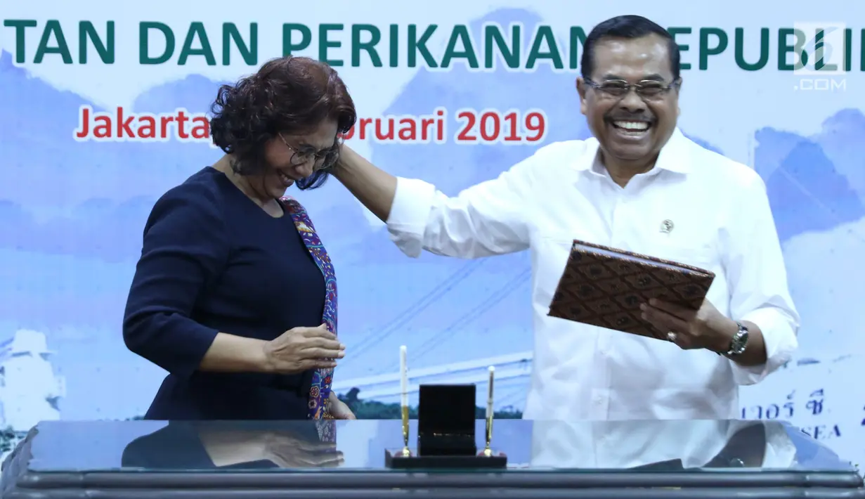 Jaksa Agung HM Prasetyo (kanan) menerima cenderamata dari Menteri Kelautan dan Perikanan Susi Pudjiastuti saat serah terima kapal Silver Sea 2 (SS2) di Kejaksaan Agung, Jakarta, Kamis (14/2). (Liputan6.com/Immanuel Antonius)