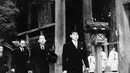 Putra Mahkota Jepang Akihito mengenakan topi dan jas pernikahan pada hari pernikahannya di Istana Kerajaan di Tokyo, pada 10 April 1959. (AFP Photo/Intercontinentale)