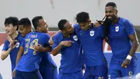 Para pemain PSIS Semarang merayakan gol keempat ke gawang Persita Tangerang yang dicetak Hari Nur Yulianto (kedua dari kanan) dalam lanjutan pertandingan babak penyisihan Grup A Piala Presiden 2022 antara PSIS Semarang menghadapi Persita Tengerang di Stadion Manahan, Solo, Jawa Tengah, Senin (13/6/2022). (Bola.com/Arief Bagus)