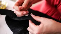 Penuh Semangat Meski Lumpuh, Wanita Difabel Ini Pakai Otot Perut untuk Menjahit