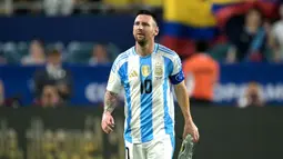 Ekspresi kecewa pemain Argentina, Lionel Messi saat ditarik ke luar lapangan saat laga final Copa America 2024 melawan Kolombia di Hard Rock Stadium, Miami, Florida, Senin (15/07/2024) WIB. (AFP/Buda Mendes)