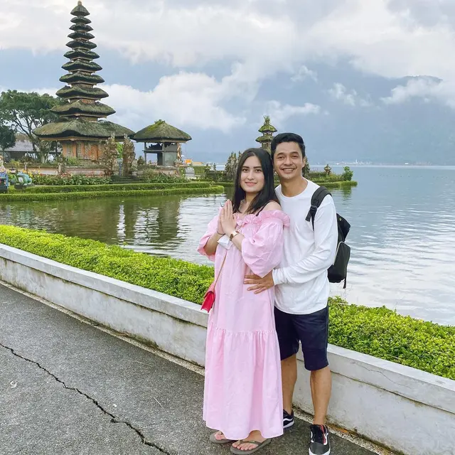 7 Momen Liburan Adly Fairuz dan Angbeen Rishi, Buah Hatinya Tampil Menggemaskan