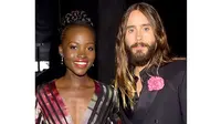  Lupita Nyong`o dan Jared Leto tampak "mesra sekali" di pesta malam itu. 