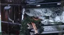 Kaca depan truk rusak parah usai menabrak Pasar Natal di Berlin, Jerman, Selasa (20/12). Akibat kejadian ini, dikabarkan 12 orang tewas dan 48 orang terluka. (REUTERS / Hannibal Hanschke)