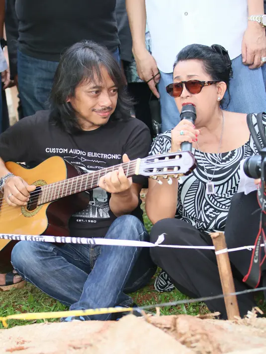 Dewa Budjana memainkan gitar mengiringi nyanyian lagu rohani.  (Adrian Putra/Bintang.com)