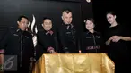 Musisi Ahmad Dhani (tengah) beserta CEO Kopi Pak Belalang Zaini Hassan (kedua kiri) saat peluncuran di Jakarta, (24/3). Musisi ternama Ahmad Dhani sebagai brand ambasador sekaligus produser dalam iklan Kopi Pak Belalang. (Liputan6.com/Helmi Afandi)