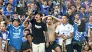 Bobotoh tampak kecewa saat Persib Bandung dikalahkan Persebaya Surabaya pada laga Liga 1 di Stadion Gelora Bung Tomo, Surabaya, Jumat (5/7). Persebaya menang 4-0 atas Persib. (Bola.com/Aditya Wani)