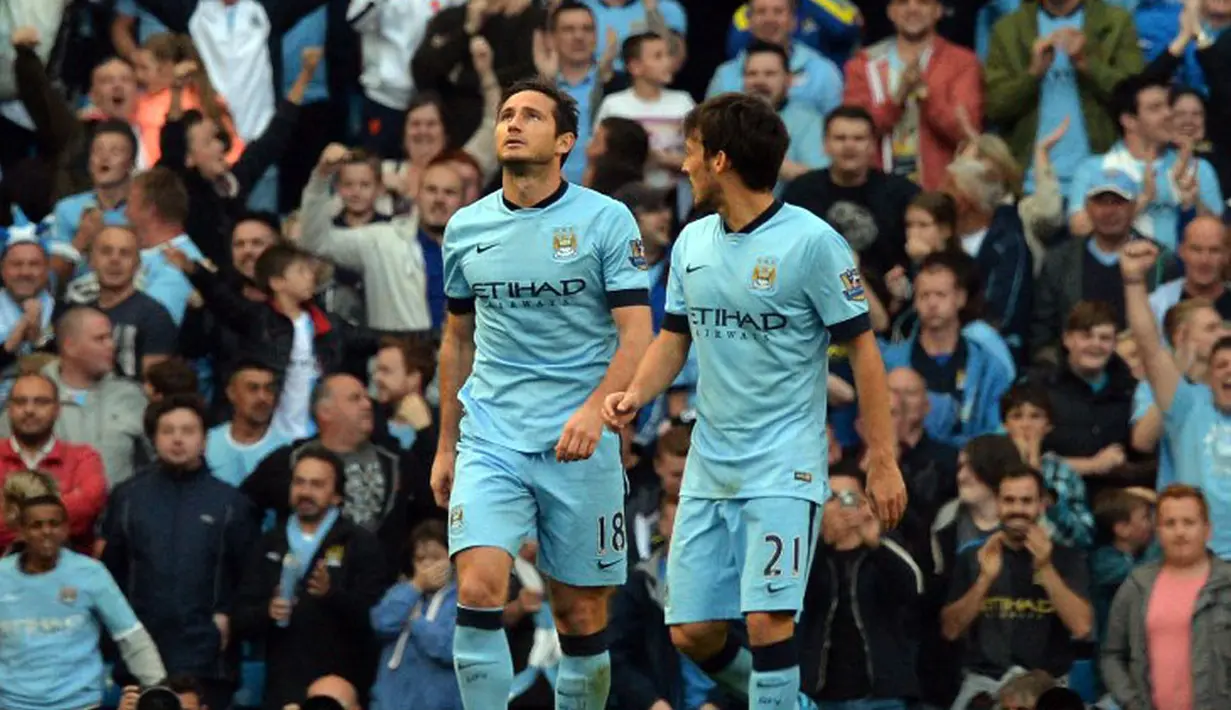 Gelandang Manchester City, Frank Lampard (kiri), menahan selebrasinya usai mencetak gol ke gawang Chelsea di laga lanjutan Liga Primer Inggris di Stadion Etihad, (21/9/2014). (AFP PHOTO/Paul Ellis)