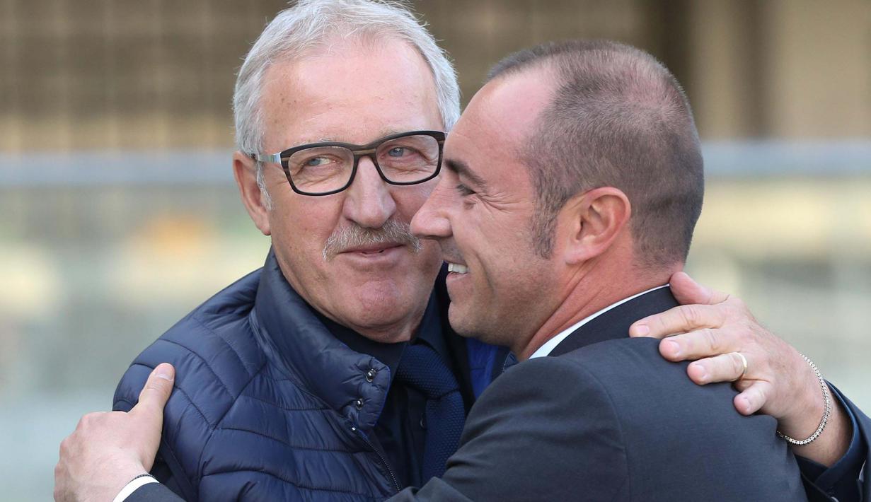 Pelatih Hellas Verona, Luigi Delneri (kiri) dan pelatih AC Milan, Christian Brocchi berpelukan usai laga  lanjutan Liga Italia Seire A pekan ke-35 di Stadio Marc'Antonio Bentegodi, Senin (25/4/2016) malam WIB. EPA/Filippo Venezia)