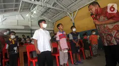 Anak-anak bermain kuis di sela-sela acara Inner City Management (ICM) Peduli di Yayasan Putra Nusa Jakarta, Jakarta (2/03/2022). Memperingati HUT ke-16, ICM membagikan bahan makanan pokok, mainan dan uang santunan kepada anak-anak panti asuhan. (Liputan6.com/HO/ICM)