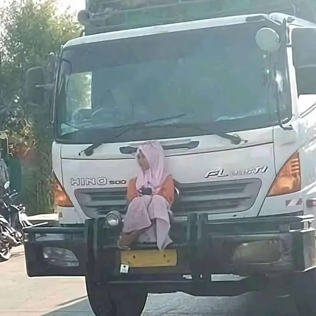 10 Potret Nyeleneh Orang Kelewat Santai dalam Berbagai Keadaan Ini Kocak